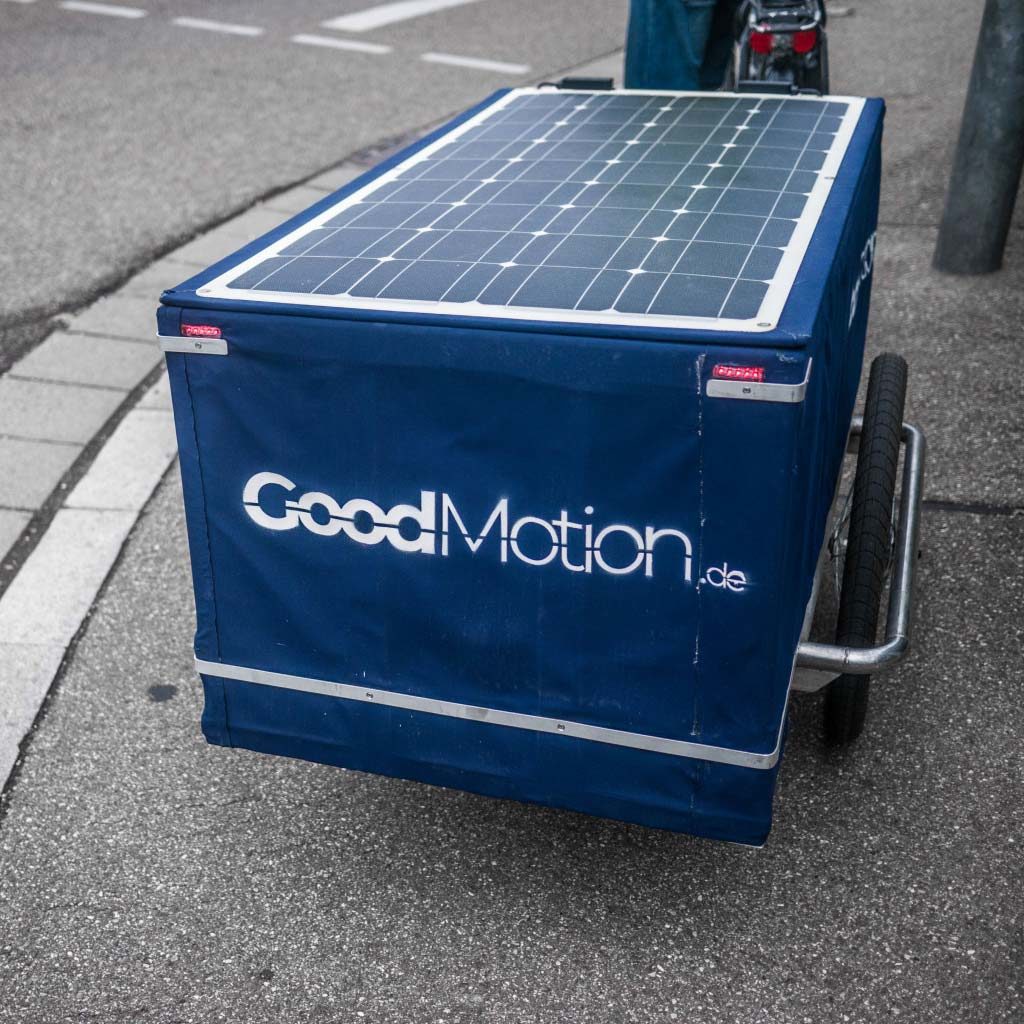 Ein Elektromotor macht den Fahrradanhänger von GoodMotion schwerelos